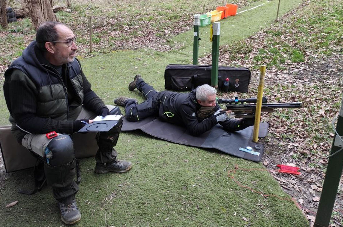 Personas practicando field target hunting
